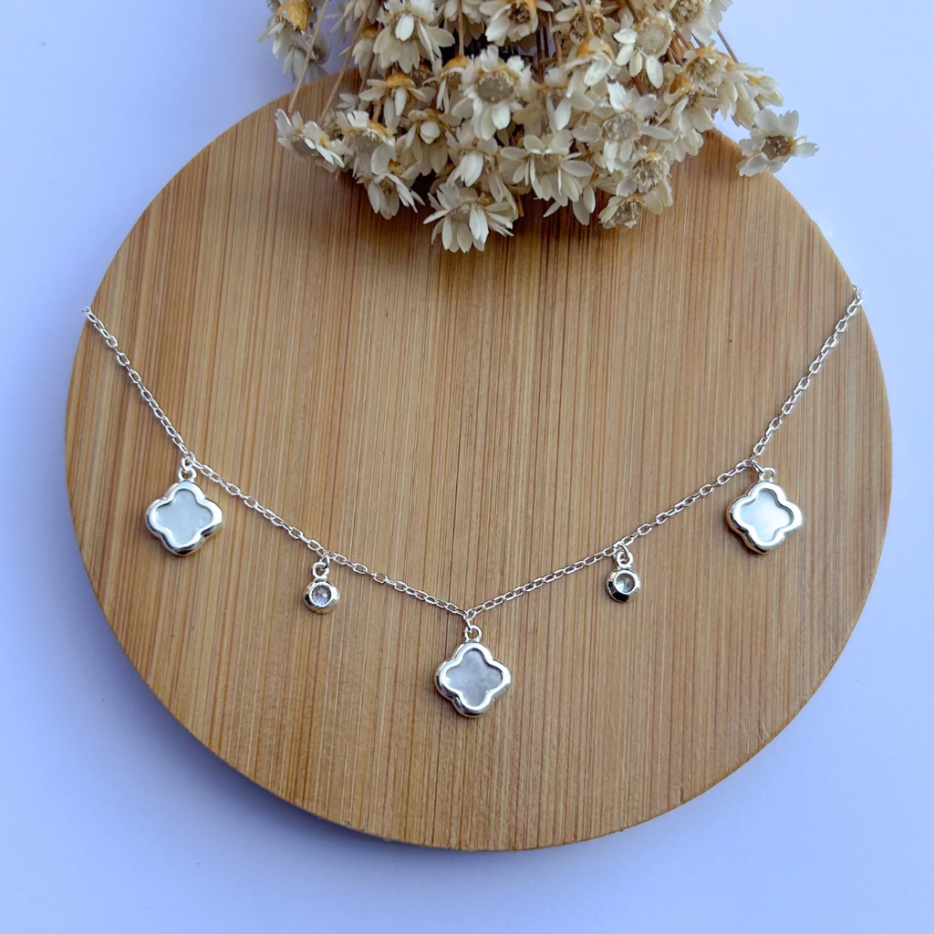 Pulseira com 3 trevos em madrepérola
